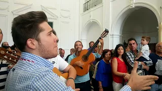 Miguel Garena canta a la virgen del Rocío en su Ermita.