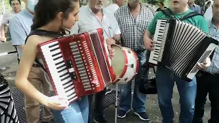 Acordeonista dá Show a tocar em Arcos de Valdevez👌