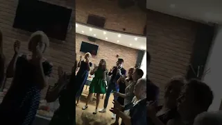 Под песню Сумишевского танцует молодёжь и бабушки
