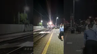 Фирменный поезд Адлер-Кисловодск прибывает на станцию Лазаревское
