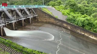 Der Ming-Te Staudamm lässt Wasser ab