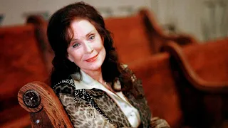 Legendary country singer Loretta Lynn dies