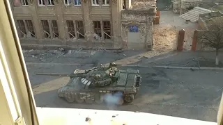 Ukrainians ambush Russian T-72 with NLAW rocket at close range