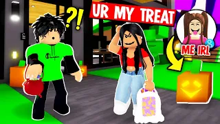 In the NEW BROOKHAVEN 🏡RP HALLOWEEN UPDATE, I found online daters doing this….(Roblox Brookhaven RP)