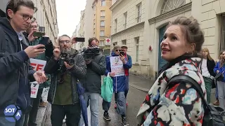 Митинг у квартиры жены замминистра обороны Светланы Маниович. Париж
