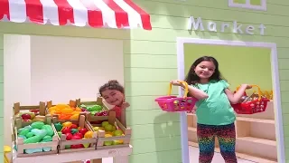 Kids Pretend Play Shopping at Supermarket and Giant Grocery Store