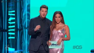 Anitta apresentando categoria no #BBMAs