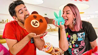 COMENDO E COPIANDO OS DOCES MAIS FOFOS DA FAMOSA CAFETERIA | Gabriel e Shirley 2.0