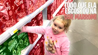 COMPREI TUDO que Minha FILHA ENCOSTOU na cor MARROM no MERCADO