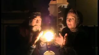 Old Gypsy couple from "Young Ones" - S01E01 - Demolition