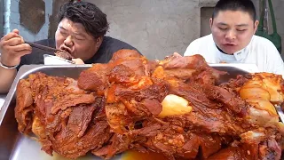 Monkey spent 1000 yuan to buy a big beef leg and made a ”sauce-flavored beef leg” with Big Fat. It
