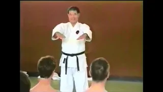 Sanchin 三戦 lesson for students by Higaonna Morio 東恩納 盛男 sensei