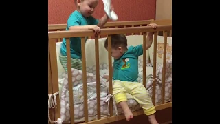 Игры двойняшек (1 год и 9 месяцев). Twin baby boys playing.