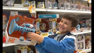 Выбираем подарки развлечения в магазине / Toys R Us shopping and review on Kids channel SanSanychTV