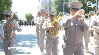 У Чернівцях "безвіз" відзначили парадом духових оркестрів