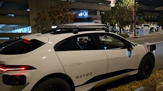 OMG, SO SCARY, TAXI DRIVING ITSELF 😳NO DRIVER AT ALL..DRIVERLESS TAXI #waymo
