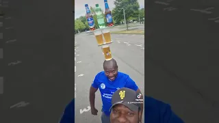 FC Schalke-Fan Mohammed unterwegs trägt immer ein Bier auf dem Kopf