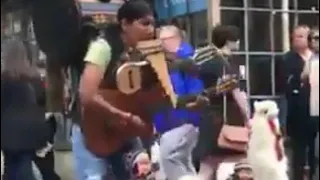 Уличный музыкант играет деспасито — Busker playing despasito