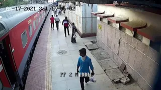 Railman Mayur Shelke rescues a child of blind mother amazingly; Better footage