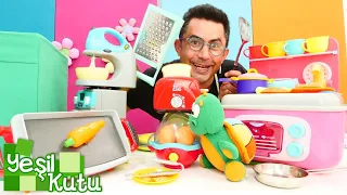 Yeşil Kutu - Yeni bölüm!  Nail baba mutfak eşyaları yerleştiriyor. Play Doh mutfak seti