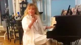 «Какой шикарный рояль!»: Алла Пугачёва не устояла перед музыкальной импровизацией в гостях у друзей