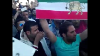 Pasargad, Cyrus Day October 28 2016, people raise Iran's old flag