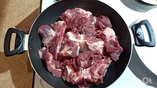 Вкусная жареная говядина с луком