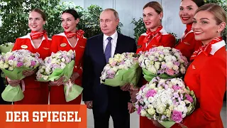 Bizarre Inszenierung: Putin besucht Flugbegleiterinnen | DER SPIEGEL