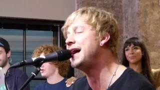 Samu singt bei joiz Hollywood Hills frei nach Samu Haber :)  9.10.2014