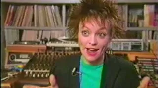 Laurie Anderson - Home of the Brave (Clip 1986)