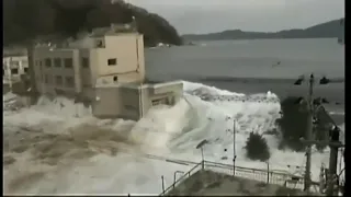 【東日本大震災】津波で車が飲み込まれる（岩手県宮古市）