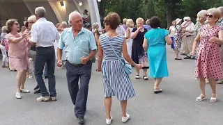 ЛЮБИ МЕНЯ ТАК, ЧТОБ СЕРДЦЕ ЗАБИЛОСЬ!💃🕺👍/ТАНЦЫ В ПАРКЕ ГОРЬКОГО ХАРЬКОВ ИЮЛЬ 2021