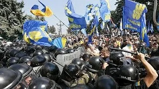 Ukraine: Policeman killed and scores injured as MPs back more autonomy for the east