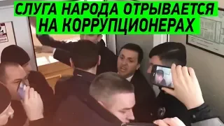 Выламывал двери и прыгал на столах! Слуга Народа устроил разнос местной власти в Мелитополе