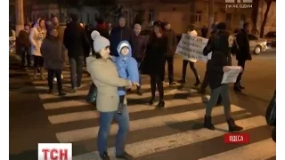 Мешканці одеської багатоповерхівки вийшли на мітинг з вимогою ввімкнути опалення