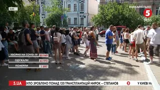 "Прагнемо змін": біля посольства Білорусі в Києві виникла черга на голосування за нового президента