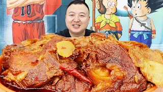 A Qiang makes braised beef bones, the stew is soft and attractive.