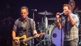 Bruce Springsteen & Eddie Vedder - Highway To Hell / Darkness On The Edge Of Town (Melbourne)