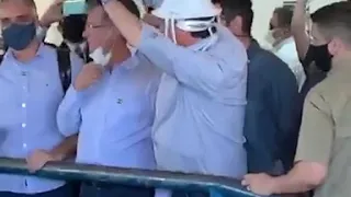 Sem usar máscara, Bolsonaro desembarca e encontra apoiadores de SE