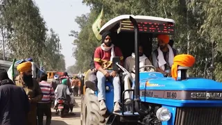 Фермеры Индии едут на тракторах в Нью-Дели из-за критической обстановки с сельским хозяйством