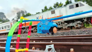 Drama Kereta Api Anjlok dari Jalan Layang!! Merakit Kereta Thomas & Friends