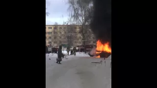 Видео очевидца, как горела двенашка на Свирской 06.02.2015