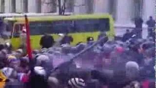 Штурм Администрации Президента   дымовая завеса  Ukraine Revolution  Euromaidan Ukraine