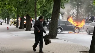 Горить машина. Рівне, вул. 16 Липня / burning car in Rivne, Ukraine