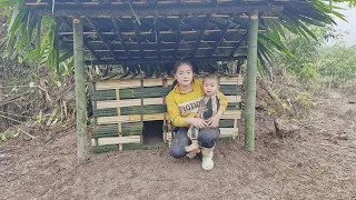 Single mother and son build a chicken coop and bake cassava to eat _  Làn Thị Vấn