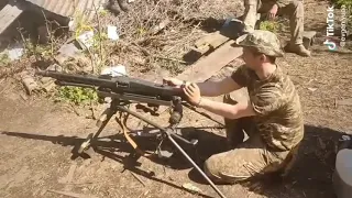 Ukrainian forces with an MG 42 sent to them from Germany