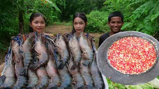 Three People Dare To Eat Raw Lobster Is Really Delicious.