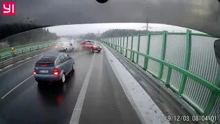 video Drážní hasiči zastavili na karlovarské dálnici D6 u nehody, zezadu do nich narazilo další auto