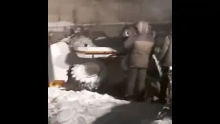 Во Владивостоке снегоуборочная техника упала с мота. Водитель жив