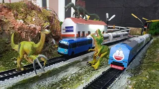 Drama kereta api Doraemon & kereta Tayo menabrak dinosaurus di dekat air terjun beruap hingga anjlok